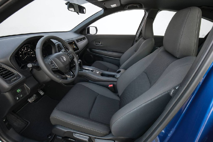 Đáng tiếc là HR-V 2020 sẽ chỉ có phiên bản hộp số tự động CVT thay vì tuỳ chọn số sàn 6 cấp như phiên bản 2019.