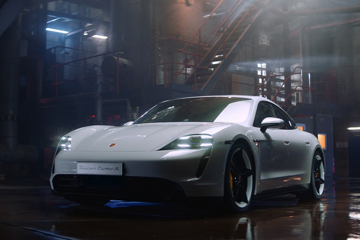 Hãy cùng lướt qua những thông số chính của Porsche Taycan trước đã. Trước mắt, 2 phiên bản cao cấp nhất là Taycan Turbo và Turbo S sẽ lên kệ đầu tiên, các phiên bản thấp hơn sẽ dần được trình làng trong thời gian tới. Cả hai chiếc xe đều có thể đạt công suất tối đa 620 mã lực trong vòng 10 giây đồng hồ từ 2 mô tơ điện gắn ở 2 trục bánh xe.