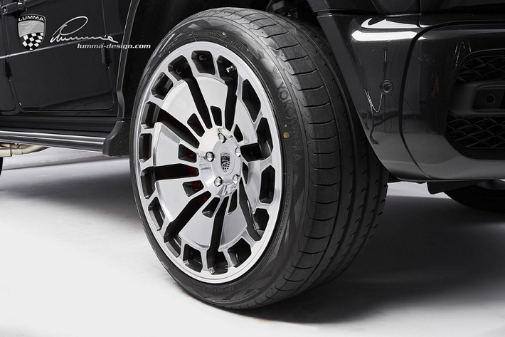 Bộ bàn đạp từ carbon với các lốp cao su chống trượt nhỏ hay hệ hống xả đen hoặc mạ crom cũng là nét nổi bật của bản độ này.