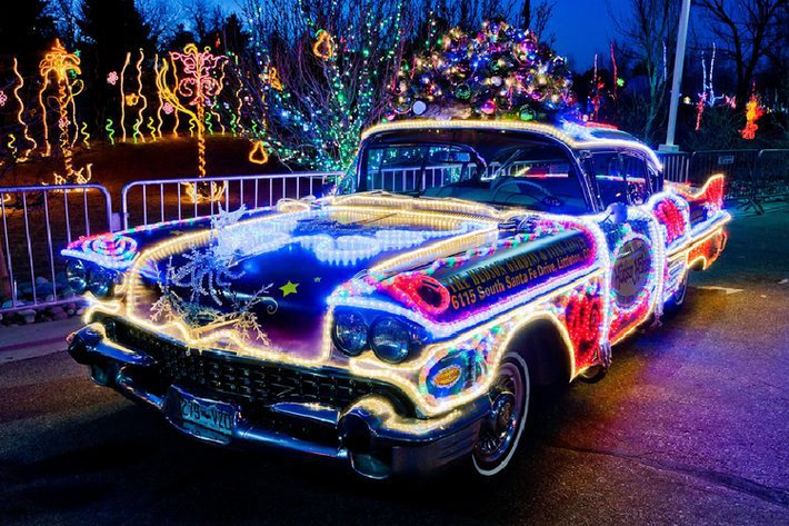 Tất nhiên màu chủ đạo của dịp Noel sẽ là tông trắng - đỏ. Đi cùng với đó là các chi tiết trang hoàng xe ôtô chơi Noel như: sừng tuần lộc, mũ Noel, cây thông, hộp quà,.....Hoặc đơn giản hơn, các bác chỉ cần dán một chiếc decal lên xe hay cầu kỳ hơn là 1 dải đèn LED Noel quanh xe...