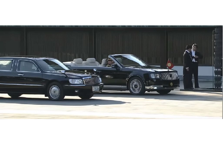 Mặc dù đã chính thức ra mắt công chúng Nhật Bản nhưng Toyota vẫn khá kín tiếng về chiếc xe đặc biệt này. Nếu chỉ nhìn bên ngoài, dường như mẫu Century phiên bản mui trần sẽ không đón nhận nhiều sự khác biệt so với bản mui cứng.
