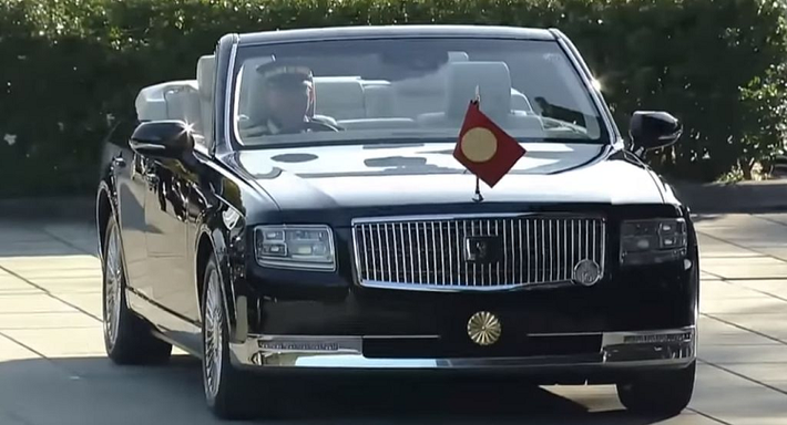 Nhiều nguồn tin rò rỉ cho biết, hàng ghế sau của mẫu xe sang Toyota Century Convertible được thiết kế với độ dựng lớn hơn 40 mm so với bản mui cứng nhằm giúp Nhật hoàng có một tư thế ngồi thẳng, tạo sự gần gũi hơn giữa Hoàng đế với nhân dân.