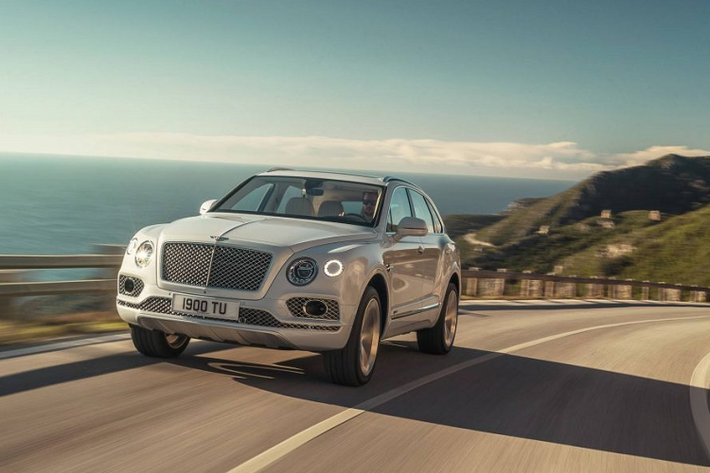 Bentley Bentayga Plug-in Hybrid là mẫu xe điện khí hóa đầu tiên của Bentley. Ở những bài kiểm tra nhằm cung cấp chuẩn khí thải, tiêu hao nhiên liệu, chiếc SUV sang trọng này đã vượt qua một cách ấn tượng khi chỉ thải ra môi trường 79g CO2 cho 1 km di chuyển, cùng với đó là hiệu suất tiêu thụ nhiên liệu chỉ 2,9 lít nhiên liệu để chạy 100 km.
