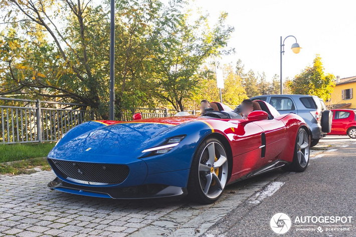 Ferrari Monza SP1 chỉ được sản xuất với một ghế ngồi duy nhất dành cho người lái, còn với siêu phẩm Ferrari Monza SP2 có thêm một chỗ ngồi dành cho người bạn đồng hành. Siêu phẩm Ferrari Monza SP2 có thiết kế theo kiểu không mui nên có thể gây khó dễ cho chủ nhân nếu chẳng may lái xe vào đúng lúc trời đổ cơn mưa bất chợt.