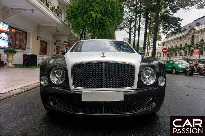 Trong đó biển thể Speed chính là phiên bản mạnh mẽ nhất và có số lượng chỉ đếm trên đầu ngón tay ở Việt Nam, phần lớn thuộc sở hữu của những chủ nhân tại Hà Nội. Mới đây nhất, một chiếc xe Bentley Mulsanne Speed đã bị bắt gặp khi đậu trước khách sạn Continental, quận 1. Xe sở hữu lớp sơn ngoại thất màu đen bóng nhưng đã được chủ nhân phối lại theo kiểu dual-tone với hai tông màu đen-trắng.