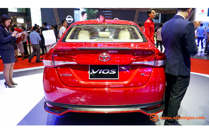Trong khi đó, hai phiên bản còn lại là E CVT (số tự động) và E MT (số sàn) sẽ không còn sử dụng ghế nỉ, mà thay vào đó là chuyển sang dùng ghế da & da simili.