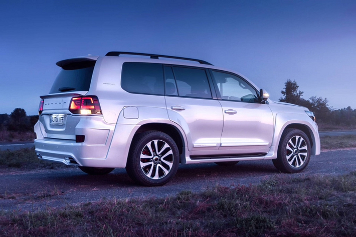 Ngoại thất của bản độ Toyota Land Cruiser 200 Magnum được thay đổi đáng kể, đáng chú ý nhất chính là gói bodykit hầm hố hơn, khiến bề ngang của xe tăng thêm gần 100 mm.