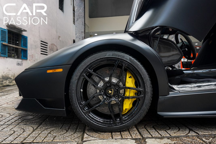 Đuôi xe hầm hố hơn với sự xuất hiện của cánh gió carbon có kích thước khủng, cản va sau được thiết kế lại đóng vai trò của một bộ khuếch tán gió cho phần đuôi xe. Điểm thú vị trên chiếc Murcielago độc nhất Việt Nam nằm ở hệ thống ống xả mới, để thay thế cho chi tiết nguyên bản, chủ nhân của xe đã trang bị cho “siêu bò” với chi tiết hàng hiệu đến từ Innotech Performance Exhaust với khả năng phát ra âm thanh cực kì rát tai mỗi khi đạp mạnh chân ga.