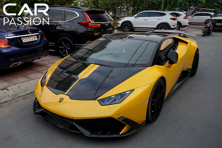 Lamborghini Huracan LP610-4 sử dụng khối động cơ V10 hút khí tự nhiên, dung tích 5.2 lít, sản sinh công suất cực đại 610 mã lực và mô men xoắn đạt mức 560 Nm. Nhờ hộp số 7 cấp mà “siêu bò” chỉ mất 3,2 giây để tăng tốc từ 0-100 Km/h trước khi đạt tốc độ tối đa là 325 Km/h.