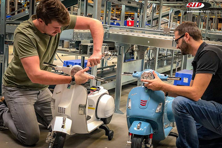 Xe ga PEG-PEREGO Vespa chạy điện dành cho trẻ em, lấy cảm hứng thiết kế từ những chiếc xe máy tay ga Vespa phong cách cổ điển của Ý, nổi tiếng khắp thế giới.