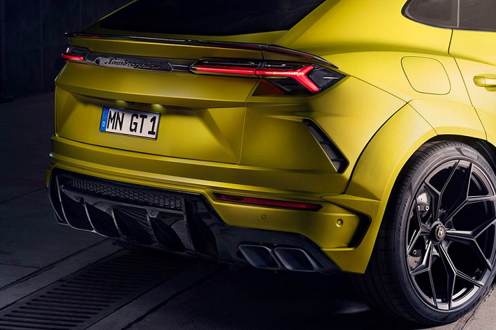 Bên cạnh đó, Novitec cũng cải thiện hiệu suất bằng nâng cấp hệ thống xả. Với gói STAGE2, gồm bộ N-TRONIC và hệ thống xả đem đến mức công suất 782PS (575kW) tại 6.200v/ph và mô-men xoắn lên tới 1.032Nm tại 2.900v/ph. Gói STAGE3 thấp hơn một chút, kết hợp N-TRONIC và nâng cấp hệ thống xả đem đến công suất 774PS (569kW) và 998Nm.