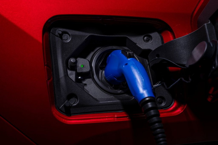 Theo hãng xe Toyota, với việc đặt bộ pin dưới sàn xe, mẫu xe SUV Toyota RAV4 Prime 2021 sẽ tối ưu hoá được diện tích không gian cabin. Từ đó, người tiêu dùng hoàn toàn có thể sử dụng xe một cách thoải mái nhất. Ngoài ra, việc này cũng góp phần mang tới yếu tố trọng tâm được hạ thấp, giúp cản thiện tính ổn định của thân xe.