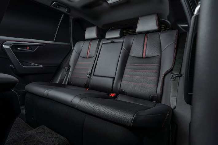 Cũng giống như gói Weather & Moonroof bên ngoài bản SE, bản XSE cũng sở hữu gói trang bị tuỳ chọn Premium với nhiều trang bị tiện nghi như ghế trước có chức năng thông gió, cửa sổ trời toàn cảnh, hàng ghế sau và vô-lăng có sưởi, ghế hành khách chỉnh điện, hệ thống âm thanh cao cấp JBL...
