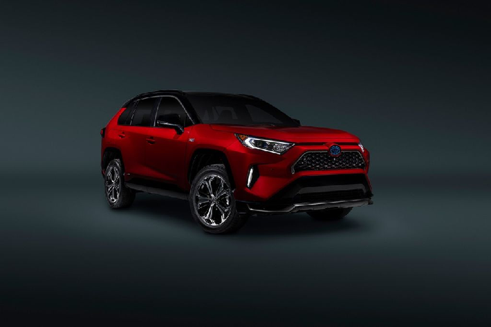 Bên cạnh đó, người tiêu dùng cũng có thể gia tăng trang bị với gói Weather & Moonroof bổ sung thêm cửa sổ trời, vô-lăng và hàng ghế thứ hai có chức năng sưởi, gạt mưa và lau kính tự động. Đối với phiên bản XSE sẽ được gia tăng đặc tính thể thao hơn nhờ một số khác biệt về màu sơn ngoại thất cùng bộ mâm hợp kim 19 inch lớn hơn.
