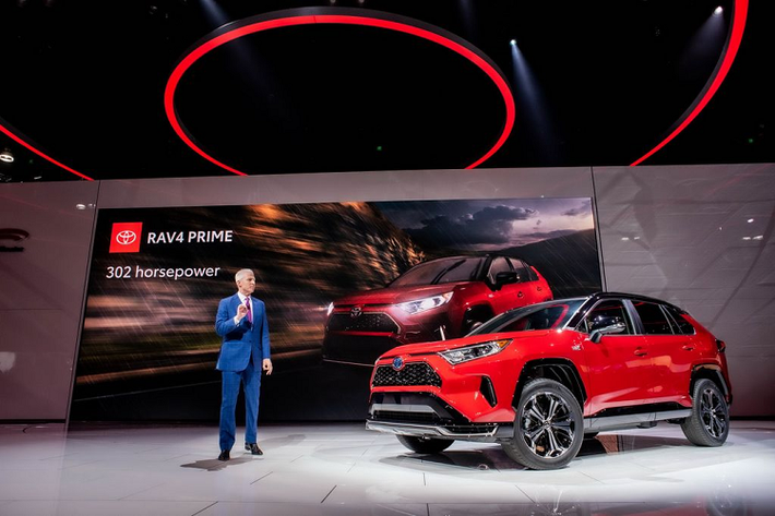 Toyota RAV4 Prime 2021 sẽ được phân phối ra thị trường với 2 phiên bản SE và XSE. Đối với phiên bản SE, xe có lưới tản nhiệt mới, cánh gió phía sau theo đặc trưng khí động học cùng các chi tiết điểm nhấn sơn đen và bánh xe hợp kim 18 inch.