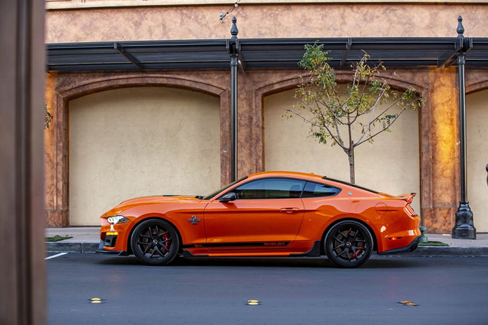 Theo kế hoạch, chiếc Shelby Super Snake đậm chất cơ bắp này sẽ ra mắt tại Buổi đấu giá Bộ sưu tầm ôtô Barrett-Jackson tại Scottsdale, Arizona, Mỹ vào tháng tới với 2 biến thể là coupe và convertible.