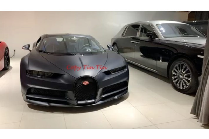 Được biết, người mua siêu xe triệu đô Bugatti Chiron Sport 110 Ans Edition trước đó đã tậu cho mình chiếc Ferrari LaFerrari Coupe biển "tứ quý" 7. Trong garage của doanh nhân này còn có một chiếc xe siêu sang Rolls-Royce Phantom. Nhưng đại gia này thường di chuyển trên một chuyên cơ.