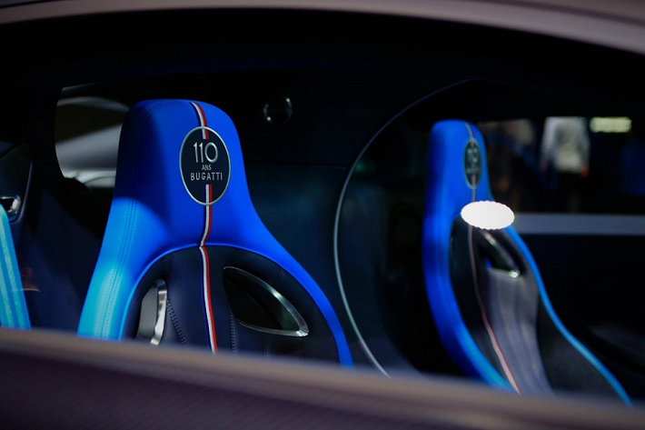 Hệ truyền động của Bugatti Chiron Sport phiên bản 110 Ans Edition không có gì thay đổi, siêu xe triệu đô này sử dụng động cơ W16, dung tích 8.0 lít, đi kèm 4 bộ tăng áp.