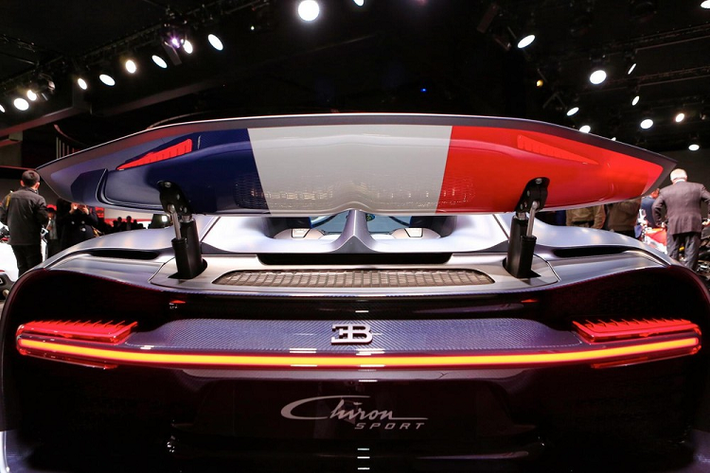 Mở cửa bước vào khoang lái Bugatti Chiron Sport 110 Ans Edition, nội thất của xe có ghế bọc da màu xanh Deep Blue trang trí thêm da Alcantara và chèn thêm cả sợi carbon. Nhiều điểm nhấn màu đỏ, trắng và xanh cũng là sự thú vị cho "nội y" của Bugatti Chiron Sport 110 Ans Edition.