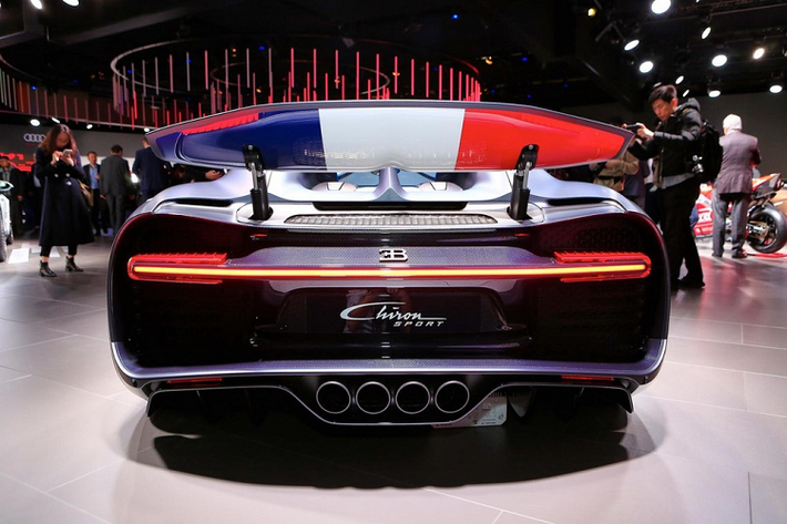 1 huy hiệu "110 Ans Bugatti" xuất hiện bên hông cửa kính của ghế lái hay tựa đầu ghế ngồi là đặc điểm dễ nhận ra nhất của Bugatti Chiron Sport 110 Ans Edition so với Bugatti Chiron Sport. Chưa hết, vỏ gương của siêu xe bản kỷ niệm 110 năm sinh nhật Bugatti còn có 3 sọc màu xanh dương, trắng và đỏ tượng trưng cho Quốc kỳ của nước Pháp.