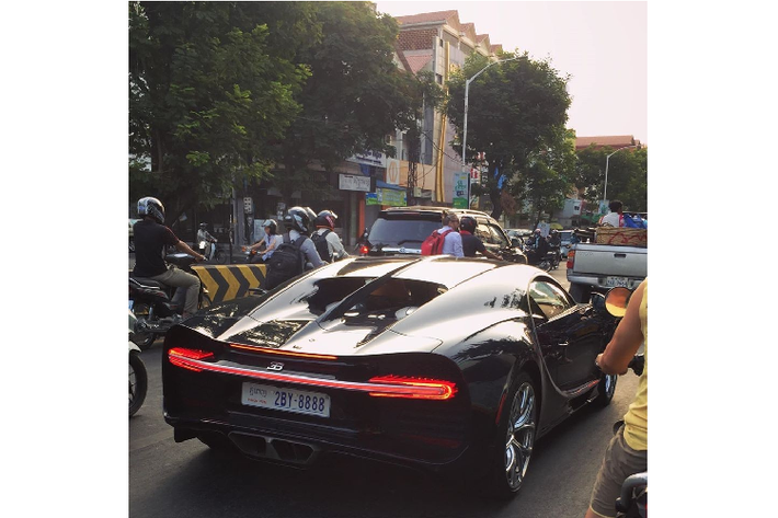 Mang tên gọi khá dài dòng Bugatti Chiron Sport 110 Ans Edition, tuy nhiên, đây thực chất là một phiên bản cải tiến so với chiếc Bugatti Chiron Sport . Đầu tiên chính là bộ áo sơn màu xanh mờ và được trang trí thêm các chi tiết bằng sợi carbon để tạo điểm nhấn.
