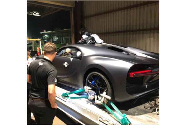 Chiếc xe này là Bugatti Chiron Sport 110 Ans Edition được ra mắt lần đầu vào tháng 3 đầu năm nay. Thông tin ban đầu cho biết, chiếc siêu xe triệu đô Bugatti Chiron Sport 110 Ans Edition được đại gia Campuchia đặt hàng trực tiếp từ nhà máy của hãng Bugatti. Chiếc xe được vận chuyển bằng đường hành không về xứ sở chùa tháp tương tự như chiếc Bugatti Chiron đầu tiên ở Campuchia.