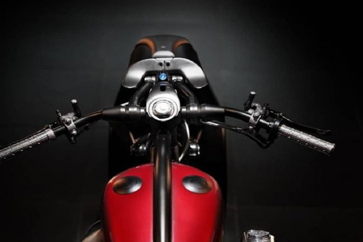 Ghế ngồi mảnh dẻ trên dòng Harley-Davidson Softail nguyên bản cũng được thay thế bằng ghế nhỏ hơn, tay lái được lấy ý tưởng từ xe đạp