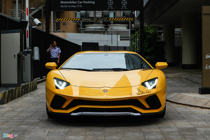 Đây là siêu xe đắt giá nhất tham dự hành trình Car Passion 2019, thuộc sở hữu của một đại gia thẩm mỹ. Qua lần chỉnh sửa, điểm thay đổi đáng chú ý là cản trước carbon của chiếc xe đã được thay mới nhưng vẫn ở dạng nguyên bản.
