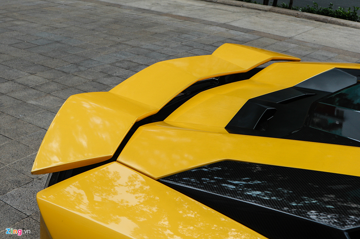 Bên cạnh sự thay đổi về ngoại thất, cảm giác lái trên Aventador S cũng được cải thiện với hệ thống dẫn động 4 bánh mới, hệ thống treo chủ động mới và chế độ lái EGO. Chế độ này giúp người lái có thể lựa chọn các đặc tính nhất định của 3 chế độ lái tiêu chuẩn là Strada, Sport và Corsa. Sức mạnh, hệ thống treo và phản hồi của vô-lăng sẽ thay đổi theo các đặc tính đã chọn.