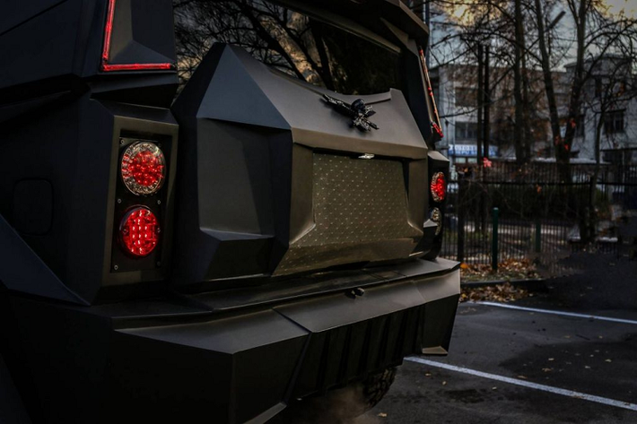 Ngoài ra, khi so sánh với Hummer H2 tiêu chuẩn, Dartz Prombron Black Stallion còn nặng hơn tới nửa tấn.