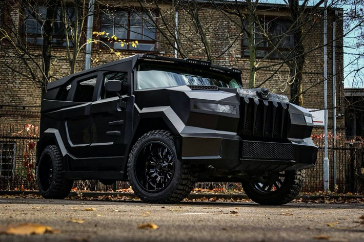 Theo chia sẻ từ nhà sản xuất, sự ra đời của mẫu xe này được dựa trên nguyên mẫu Hummer H2 với ngoại hình hầm hố và mạnh mẽ không kém. Giá xe Prombron Black Stallion hiện đang được niêm yết với mức 300.000 Euro (tương đương khoảng 8 tỷ đồng).