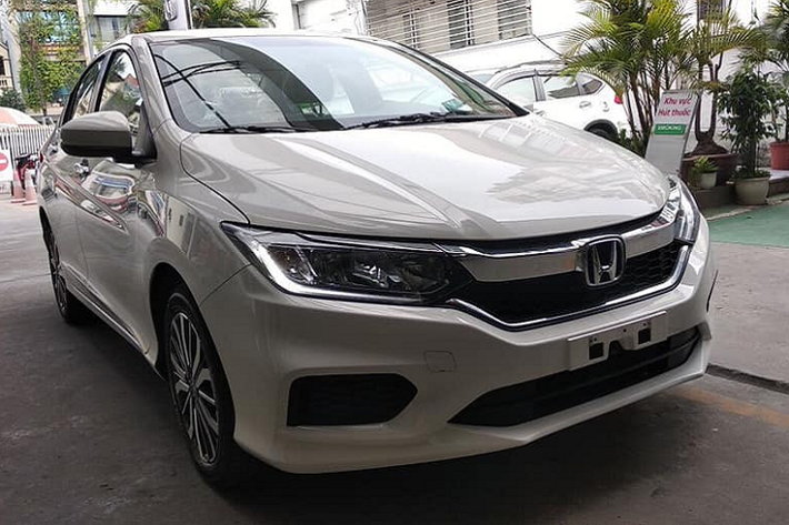 Được biết, so với phiên bản tiêu chuẩn City G, phiên bản giá rẻ City E sẽ không có nhiều sự khác biệt đến từ ngoại hình. Tuy nhiên Honda City E 2019 mới sẽ bị cắt giảm một số trang bị tiêu chuẩn để hạ giá thành. Chi tiết giúp khách hàng có thể nhận dạng 2 phiên bản này chỉ tới từ phần xi-nhan trên gương (phiên bản G) nay đã được chuyển xuống phần thân xe, phía sau hộc bánh trước và trên bản E sẽ không còn đèn sương mù.