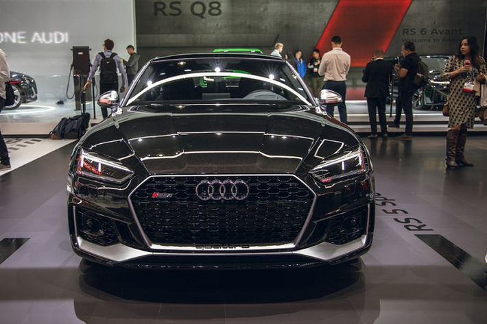 Thiết kế độc đáo tiếp tục xuất hiện ở khoang lái. Audi RS 5 Báo Đen được trang bị gói thiết kế nội thất RS với ghế bọc da Nappa đen, chỉ khâu màu đỏ tương phản, dây đai màu đen viền đỏ, vô lăng và khu trung tâm sử dụng chất liệu vải đen cao cấp Alcantara.