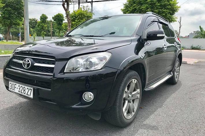 Cùng với Camry, Sienna hay Highlander, mẫu xe SUV Toyota Rav4 ở thời điểm 2007 cũng được nhiều khách hàng Việt Nam chọn mua vì có nguồn gốc nhập khẩu từ Mỹ, dù giá bán ở thời điểm năm 2007 không hề rẻ, lên tới khoảng 2 tỷ đồng.
