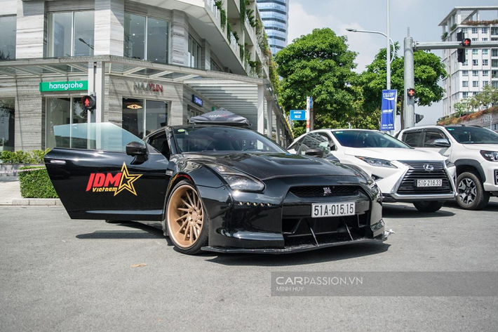 Đây là một trong số ít những chiếc Nissan GT-R R35 hàng hiếm tại Việt Nam. Hơn nữa, chiếc xe đã trở nên khá quen thuộc khi đã đồng hành cùng chủ nhân tham gia các buổi Offline Hội JDM Vietnam, bao gồm cả chuyến Offline tại Vũng Tàu diễn ra vào cuối tháng 10 vừa qua.