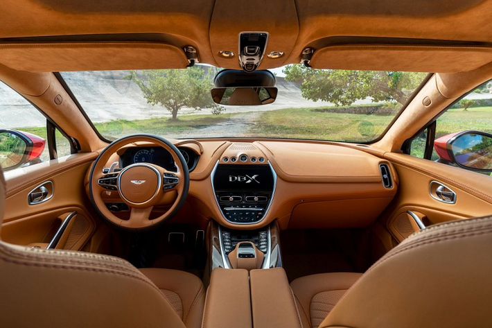 Về ngoại thất, siêu SUV Aston Martin DBX mang trong mình ADN thiết kế tổng thể đậm chất Aston Martin với những nếp gấp mềm mại và bộ lưới tản nhiệt hình "miệng cá" quen thuộc. Phần đầu xe, cụm đèn chiếu sáng dạng LED kết hợp với hai mang hút gió hai bên và dải đèn định vị bao ngoài khiến DBX dễ dàng thu hút mọi ánh nhìn.