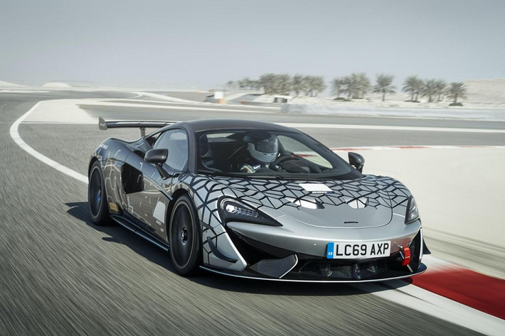 Là phiên bản hợp pháp được chạy trên đường của mẫu xe đua 570S GT4, chiếc siêu xe McLaren 620R sẽ được giới hạn sản xuất chỉ 350 chiếc.