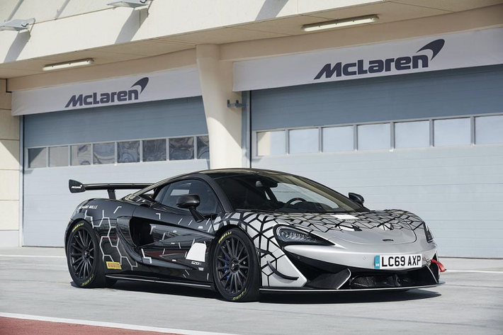 Theo kế hoạch, 620R sẽ đi vào sản xuất từ tháng 1/2020. Giá bán McLaren 620R từ 250.000 bảng tại Anh (tương đương 7,6 tỷ đồng), đã bao gồm phí thuế và bắt đầu tới tay khách hàng từ Tháng 2/2020.