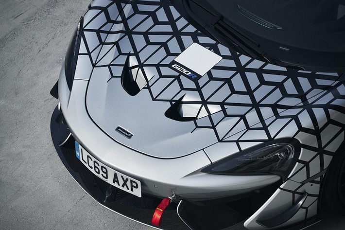 Bộ cánh này xuất hiện với 3 tùy chọn góc, có thể đặt tại các đại lý McLaren. Lựa chọn hiệu năng cao nhất cung cấp một lực nén lên tới 185 kg ở tốc độ 250 km/h. Các chi tiết khi động học khác thừa hưởng từ 570S GT4 còn bao gồm bộ cản trước, các tấm chia gió, nắp capo hay các thanh nén.