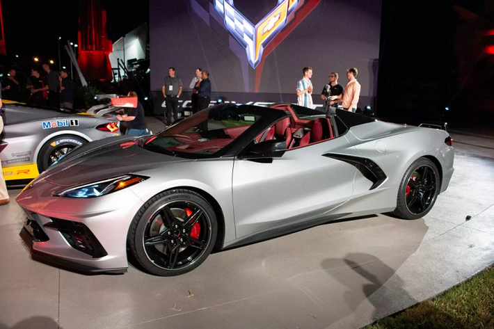 Đáng ngạc nhiên hơn khi đại diện Chevrolet cho biết thực chất Corvette C8 được phát triển ngay từ đầu dưới dạng mui trần, nhằm đảm bảo thiết kế hoàn thiện sau cùng đạt hiệu quả khí động học tối đa và giảm thiểu mọi sự khác biệt giữa 2 dạng thân xe. Corvette Convertible C8 mui trần chỉ nặng hơn Corvette C8 tiêu chuẩn đúng 36 kg, đồng thời rất hấp dẫn khi giá bán chỉ cao hơn 7.500 USD so với cấu hình Stingray 1LT Coupe.