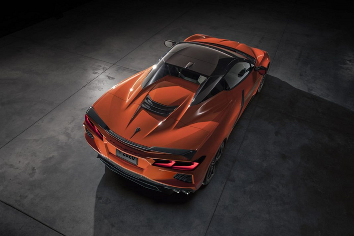 Corvette C8 mui trần được trang bị tiêu chuẩn hệ thống treo coilover, có thể nâng cấp lên bộ lò xo và phuộc tùy chỉnh chiều cao thủ công nếu khách hàng chọn gói nâng cấp Z51. Cao cấp nhất là hệ thống treo Magnetic Ride Control 4.0 thay đổi chiều cao thông qua nút bấm bên trong khoang lái.