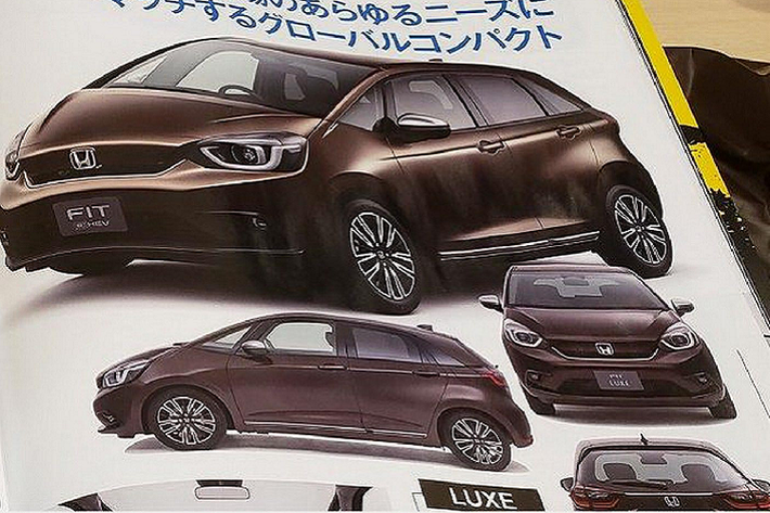 Bên trong, Honda Jazz thế hệ mới sẽ sử dụng màn hình hiển thị thông tin người lái 7 inch tương tự như chiếc Honda Pilot 2019 hoàn toàn mới, các núm tròn trên bảng điều khiển trung tâm và hệ thống thông tin giải trí màn hình cảm ứng. Vô lăng xe là loại 2 chấu, giống như kiểu vô lăng đa phương tiện từng thấy trên chiếc xe điện Honda e.