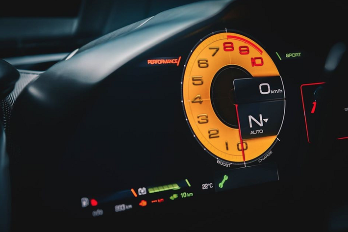 So với đầu xe, phần đuôi của Ferrari SF90 Stradale cũng không kém phần thể thao với cặp ống xả kép hình tròn đặt ngay phía giữa đuôi xe. Cụm đèn hậu dạng LED hình chữ nhật lạ mắt, khác hẳn so với kiểu tròn của các mẫu xe như 488 GTB... Carbon là vậy liệu được sử dụng xuyên suốt trong quá trình chế tạo siêu phẩm nước Ý.