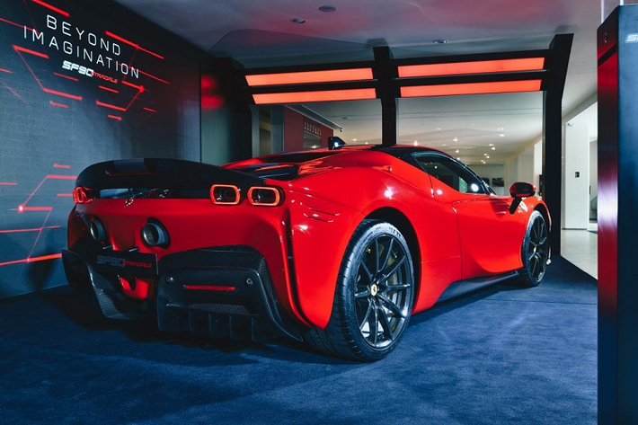 Về ngoại thất, Ferrari SF90 Stradale 2019 mới xứng đáng là một siêu phẩm đương đại. Sở hữu ngoại hình nổi bật và bắt mắt với những đường nét thiết kế mềm mại pha trộn nét hiện đại, tinh tế, Ferrari SF90 Stradale tạo sự riêng biệt và không thể bị nhầm lẫn với những "người anh em" khác trong gia đình Ferrari.
