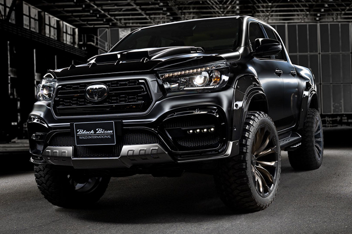 Mẫu bán tải Toyota Hilux sau khi được nâng cấp bộ body kit tên Sports Line Black Bison Edition của xưởng độ Wald sở hữu ngoại hình to lớn, hầm hố và cực kỳ mạnh mẽ. Chiếc bán tải có gương mặt mới dữ dằn và bắt mắt.