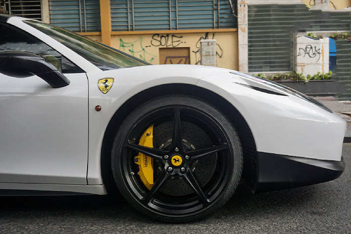 Ferrari 458 Spider sử dụng khối động cơ V8 hút khí tự nhiên có dung tích 4.5 lít, sản sinh công suất tối đa 562 mã lực tại vòng tua máy 9.000 vòng/phút và mô men xoắn cực đại đạt mức 540 Nm. Kết hợp với hộp số 7 cấp ly hợp kép giúp cho “siêu ngựa” chỉ mất vỏn vẹn 3,4 giây để tăng tốc từ 0-100 km/h trước khi đạt tốc độ tối đa là 320 km/h.