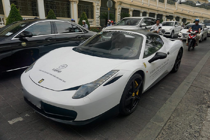 Mới đây, siêu xe Ferrari 458 Spider của vị doanh nhân nổi tiếng trong lĩnh vực cà phê đã bị bắt gặp sau khi trở về từ trung tâm bảo dưỡng chính hãng của Ferrari. Mẫu xe gần như “lột xác” với phần ngoại thất được đổi sang màu trắng đặc trưng của thương hiệu cà phê nổi tiếng bằng phương pháp dán decal, khác biệt với lớp sơn đỏ Rosso Corsa ở thời điểm được mang về Việt Nam, bộ mâm 5 chấu hình ngôi sao được sơn đen mờ mạnh mẽ thay cho bộ mâm bạc trước đó.
