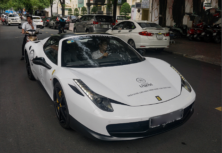 Ferrari 458 Spider của Đặng Lê Nguyên Vũ được thiết kế bởi studio lừng danh Pininfarina và là mẫu xe nhận được rất nhiều giải thưởng uy tín trên thế giới như “Car of the Year 2010” hay “Supercar of the Year 2010”, …