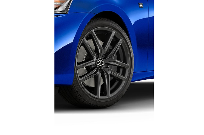 Thêm vào đó, riêng mẫu IS 350 F-Sport Blackline sẽ được trang bị động cơ V6 3.5L với công suất tối đa 311 mã lực. Biến thể sử dụng hệ dẫn động cầu sau đi kèm với họp số tự động thể thao 8 cấp, biến thể sử dụng hệ dẫn động 4 bánh đi kèm với hộp số tự động 6 cấp. Cả hai đều được trang bị lẫy chuyển số sau vô-lăng.