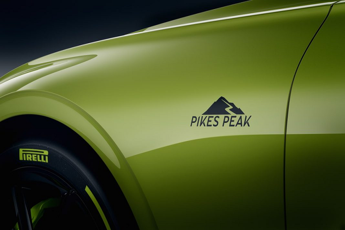 “Phiên bản giới hạn mới của Continental GT được phân biệt bằng một số đặc điểm riêng, được quản lý cẩn thận nhằm tôn vinh thành tích tuyệt vời tại đó (Pikes Peak)”, Chris Craft, thành viên của Hội đồng bán hàng, tiếp thị và hậu mãi của Bentley cho biết. “Nó phản ánh tinh thần nỗ lực của Bentley, một trong những điều không đổi trong suốt 100 năm qua và vẫn đang là trái tim của công ty”.